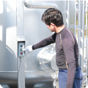 タンクを操作するスタッフ