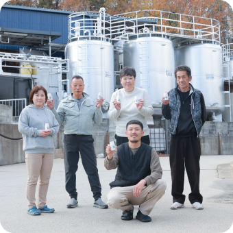 コオロギサプリを持つスタッフ