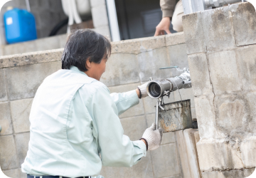 廃油を回収するスタッフ