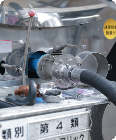 廃油を回収するトラック