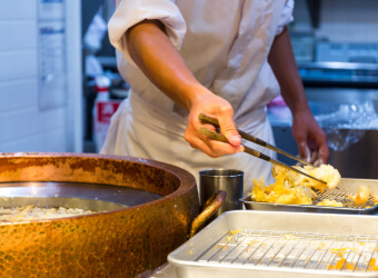 食堂のキッチン