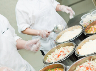 給食センターの厨房