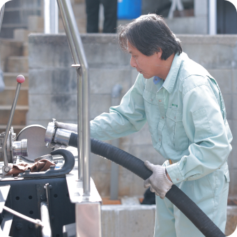 廃油を回収するスタッフ